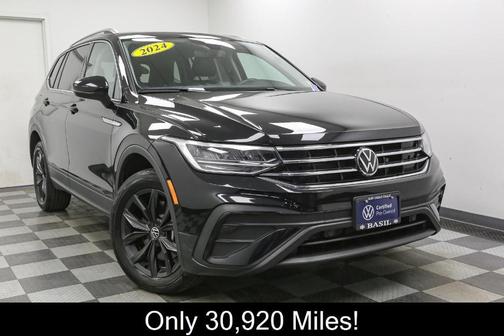Deep Black Pearl Effect 2024 Volkswagen Tiguan 2.0T SE