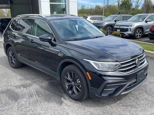 Deep Black Pearl Effect 2024 Volkswagen Tiguan 2.0T SE