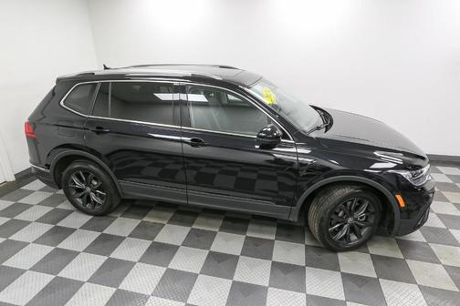 Deep Black Pearl Effect 2024 Volkswagen Tiguan 2.0T SE