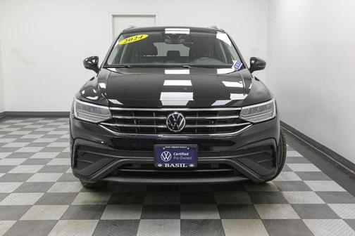 Deep Black Pearl Effect 2024 Volkswagen Tiguan 2.0T SE