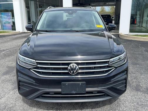 Deep Black Pearl Effect 2024 Volkswagen Tiguan 2.0T SE