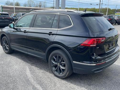 Deep Black Pearl Effect 2024 Volkswagen Tiguan 2.0T SE