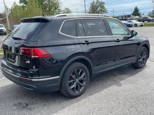 Deep Black Pearl Effect 2024 Volkswagen Tiguan 2.0T SE