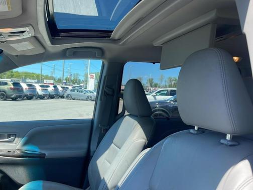 Salsa Red Pearl 2017 Toyota Sienna XLE Premium