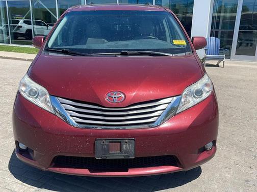 Salsa Red Pearl 2017 Toyota Sienna XLE Premium