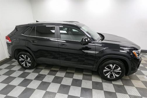 Deep Black Pearl 2026 Volkswagen Atlas Cross Sport 2.0T SE