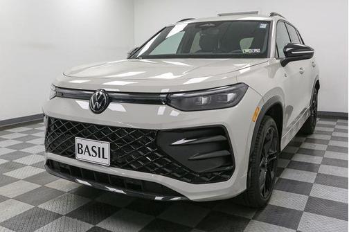 2025 Volkswagen Tiguan 2.0T SE R-Line Black