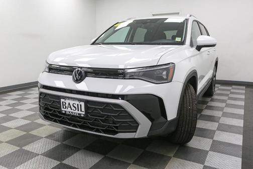 Pure White 2025 Volkswagen Taos 1.5T SE