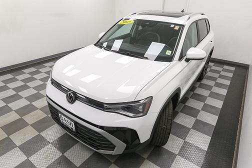 Pure White 2025 Volkswagen Taos 1.5T SE