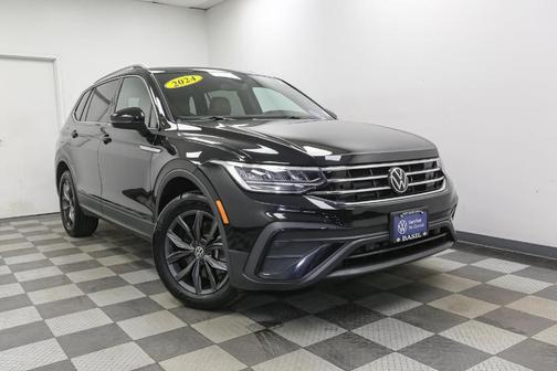 Deep Black Pearl Effect 2024 Volkswagen Tiguan 2.0T SE