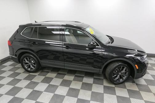 Deep Black Pearl Effect 2024 Volkswagen Tiguan 2.0T SE