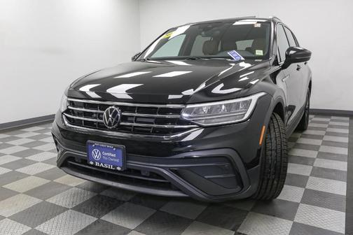 Deep Black Pearl Effect 2024 Volkswagen Tiguan 2.0T SE