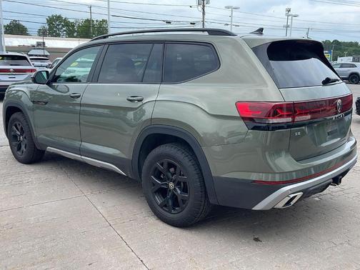 Avocado Green Pearl 2025 Volkswagen Atlas 2.0T Peak Edition