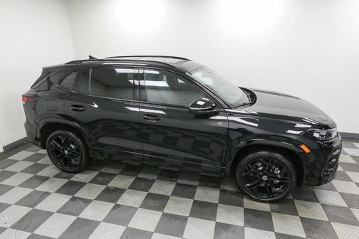 Deep Black Pearl 2026 Volkswagen Tiguan 2.0T SE R-Line Black