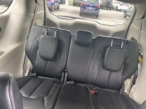 2022 Chrysler Pacifica Touring-L