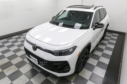 2025 Volkswagen Tiguan 2.0T SE R-Line Black