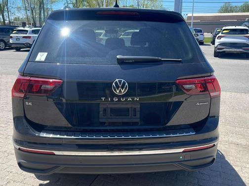 Deep Black Pearl Effect 2023 Volkswagen Tiguan 2.0T SE