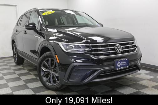 Deep Black Pearl Effect 2023 Volkswagen Tiguan 2.0T SE