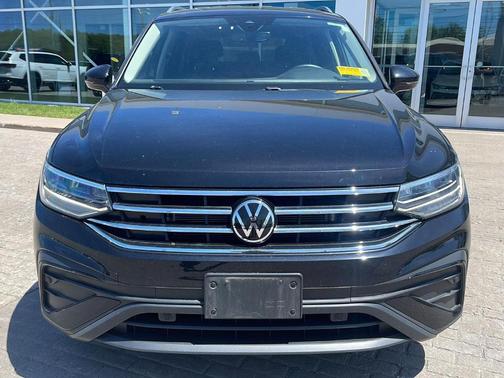 Deep Black Pearl Effect 2023 Volkswagen Tiguan 2.0T SE