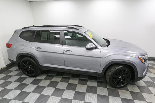 Silver Bird Metallic 2024 Volkswagen Atlas 2.0T SE