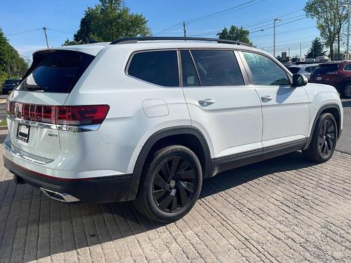 Pure White 2024 Volkswagen Atlas 2.0T SE