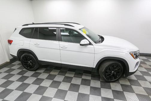 Pure White 2024 Volkswagen Atlas 2.0T SE