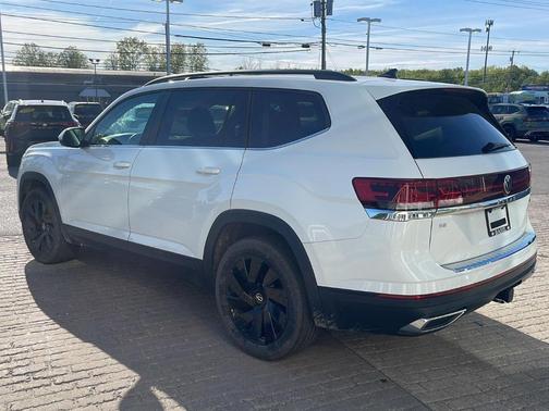 Pure White 2024 Volkswagen Atlas 2.0T SE