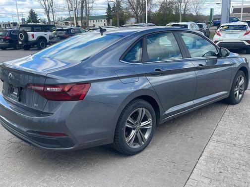 Platinum Gray Metallic 2022 Volkswagen Jetta 1.5T SE