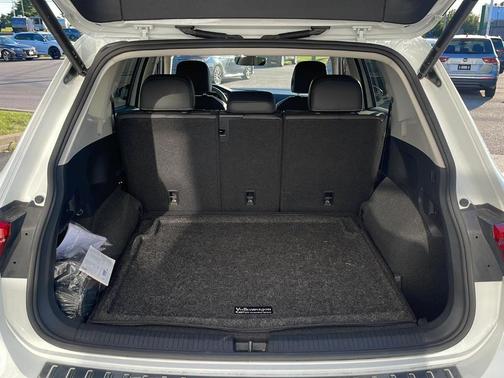 Pure White 2024 Volkswagen Tiguan 2.0T SE