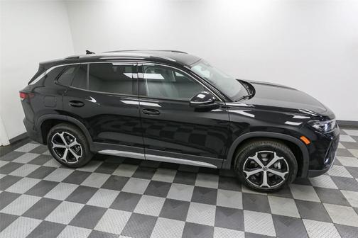 Deep Black Pearl Effect 2026 Volkswagen Tiguan 2.0T SE