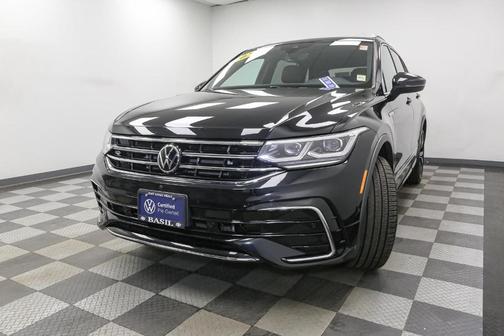 Deep Black Pearl Effect 2023 Volkswagen Tiguan 2.0T SEL R-Line