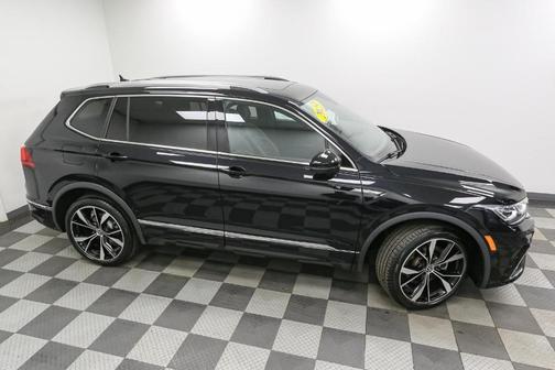 Deep Black Pearl Effect 2023 Volkswagen Tiguan 2.0T SEL R-Line