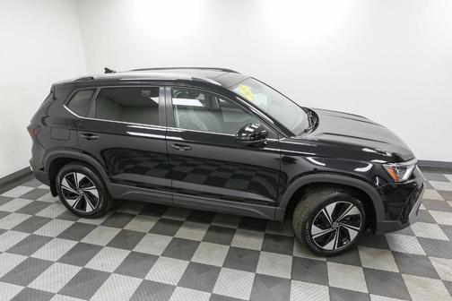 Deep Black Pearl Effect 2025 Volkswagen Taos 1.5T SE
