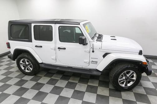 Bright White Clearcoat 2022 Jeep Wrangler Unlimited Sahara