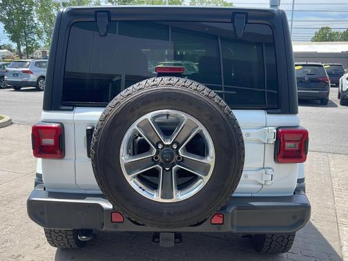 Bright White Clearcoat 2022 Jeep Wrangler Unlimited Sahara