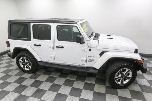 Bright White Clearcoat 2022 Jeep Wrangler Unlimited Sahara