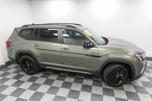 Avocado Green Pearl 2025 Volkswagen Atlas 2.0T Peak Edition