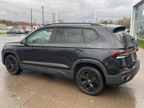 2025 Volkswagen Taos 1.5T SE Black