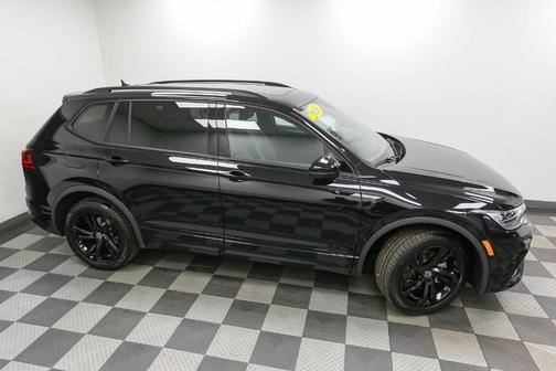 Deep Black Pearl Effect 2024 Volkswagen Tiguan 2.0T SE R-Line Black