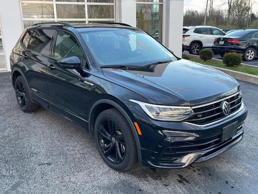 Deep Black Pearl Effect 2024 Volkswagen Tiguan 2.0T SE R-Line Black