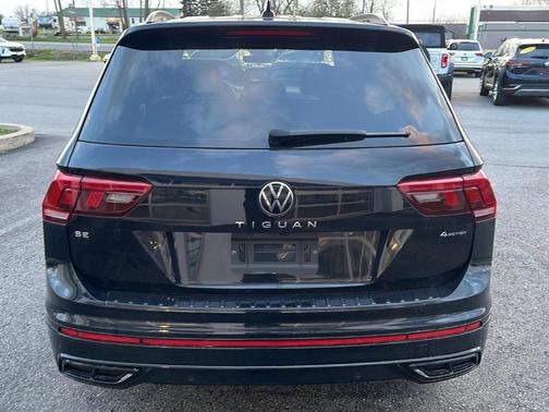 Deep Black Pearl Effect 2024 Volkswagen Tiguan 2.0T SE R-Line Black