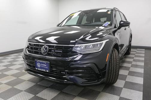 Deep Black Pearl Effect 2024 Volkswagen Tiguan 2.0T SE R-Line Black
