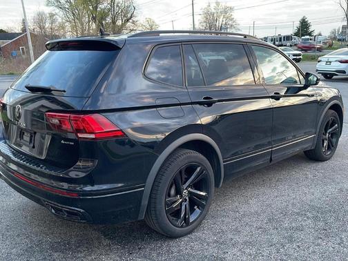 Deep Black Pearl Effect 2024 Volkswagen Tiguan 2.0T SE R-Line Black