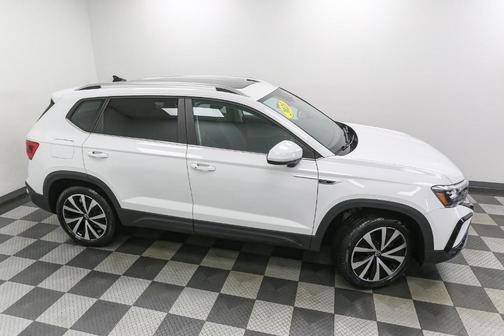 Pure White 2023 Volkswagen Taos 1.5T SE