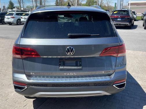Platinum Gray Metallic 2024 Volkswagen Taos 1.5T SE