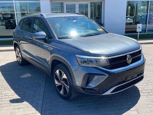 Platinum Gray Metallic 2024 Volkswagen Taos 1.5T SE