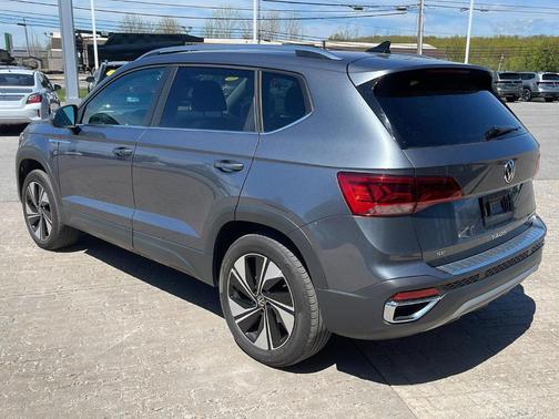 Platinum Gray Metallic 2024 Volkswagen Taos 1.5T SE