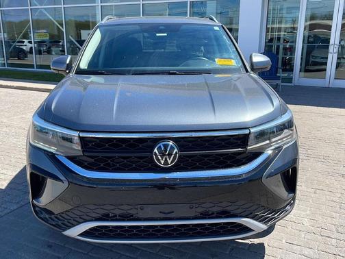 Platinum Gray Metallic 2024 Volkswagen Taos 1.5T SE
