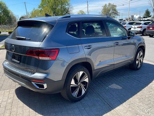 Platinum Gray Metallic 2024 Volkswagen Taos 1.5T SE