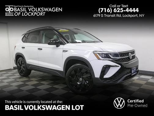 Pure White / Black Roof 2024 Volkswagen Taos 1.5T SE Black